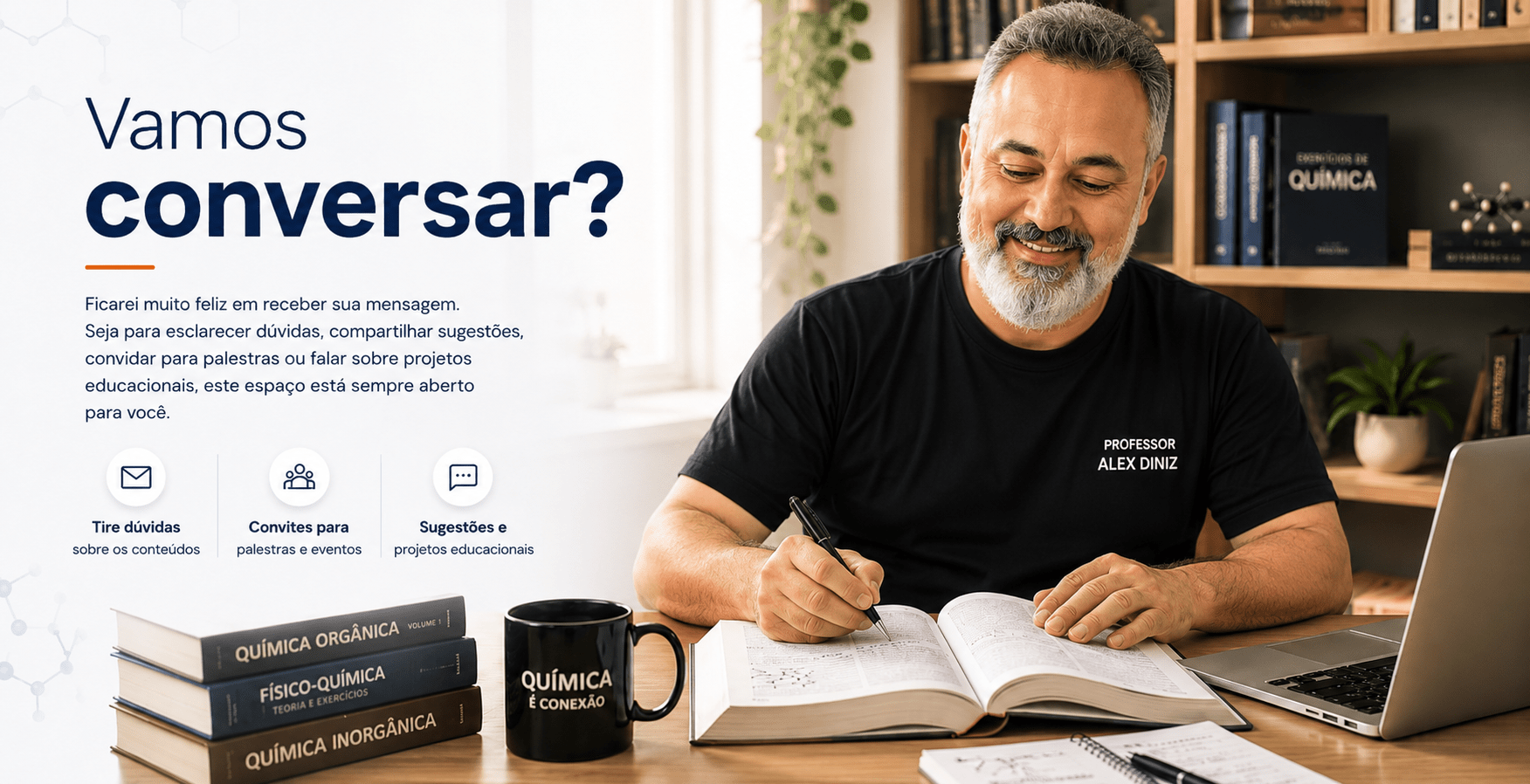 Professor Alex Diniz sorrindo, sentado à mesa escrevendo em um livro de Química, ao lado de um notebook, caderno de anotações e xícara escrita 'Química é Conexão'. Ao lado, o título 'Vamos conversar?' e o texto de boas-vindas do Professor Alex.