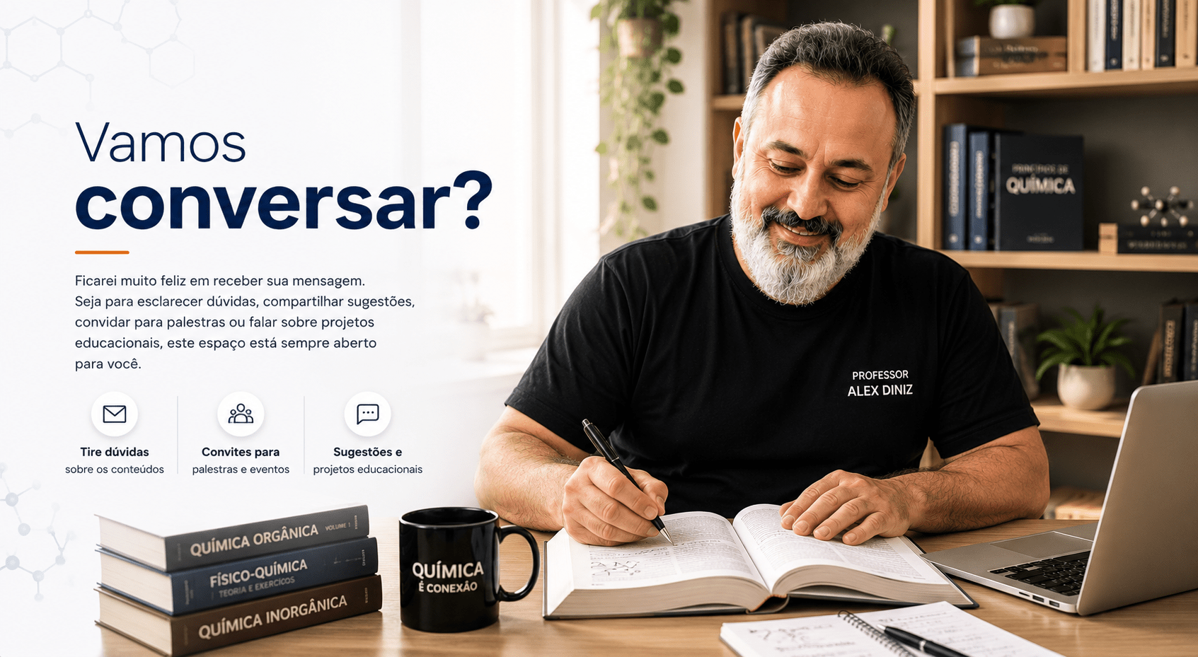 Professor Alex Diniz sorrindo, sentado à mesa escrevendo em um livro de Química, ao lado de um notebook, caderno de anotações e xícara escrita 'Química é Conexão'. Ao lado, o título 'Vamos conversar?' e o texto de boas-vindas do Professor Alex.