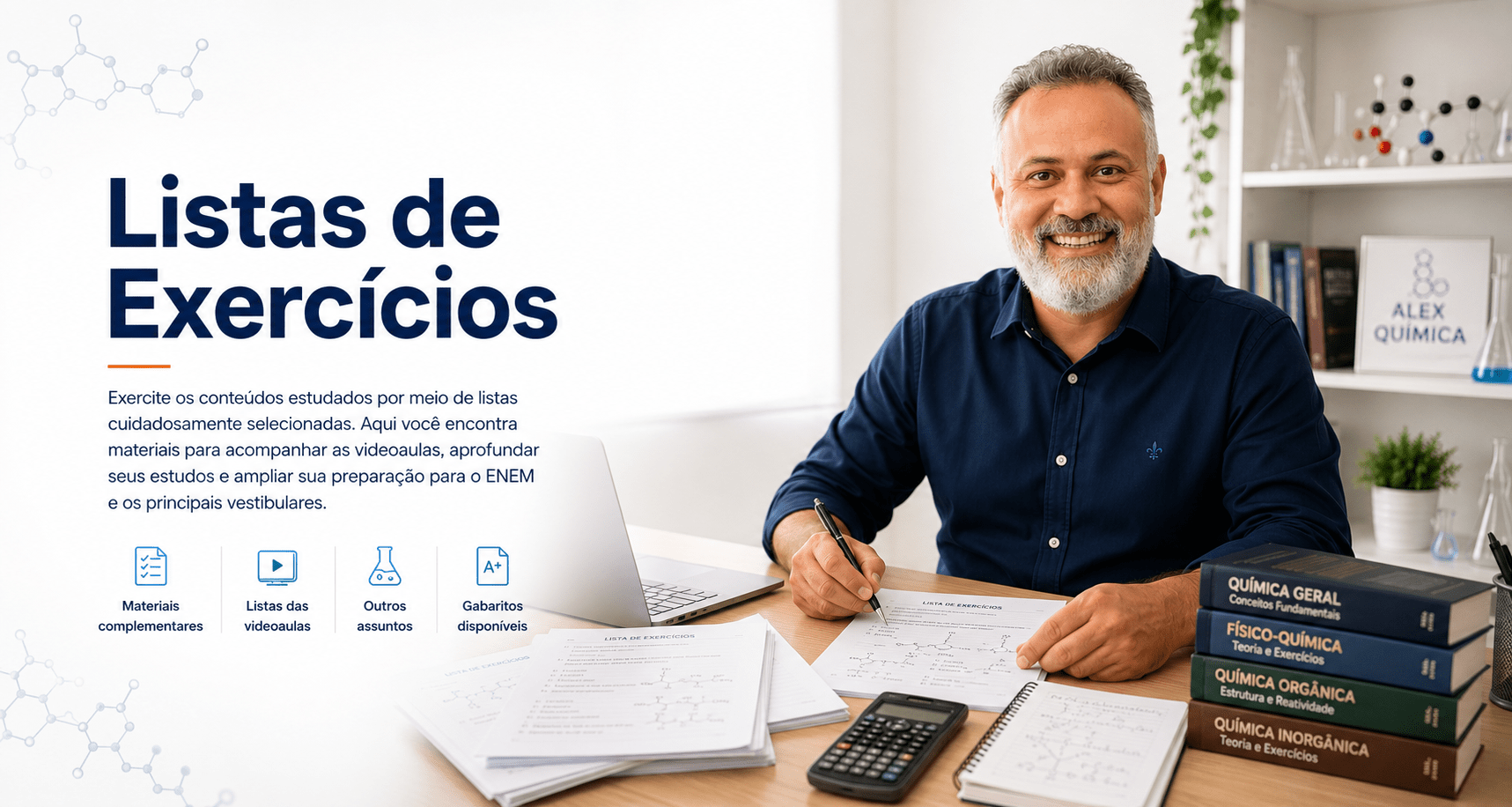 Professor Alex Diniz sorrindo, escrevendo em uma lista de exercícios de Química, com calculadora, caderno de anotações, listas impressas e estante de livros de Química. Título: Listas de Exercícios.