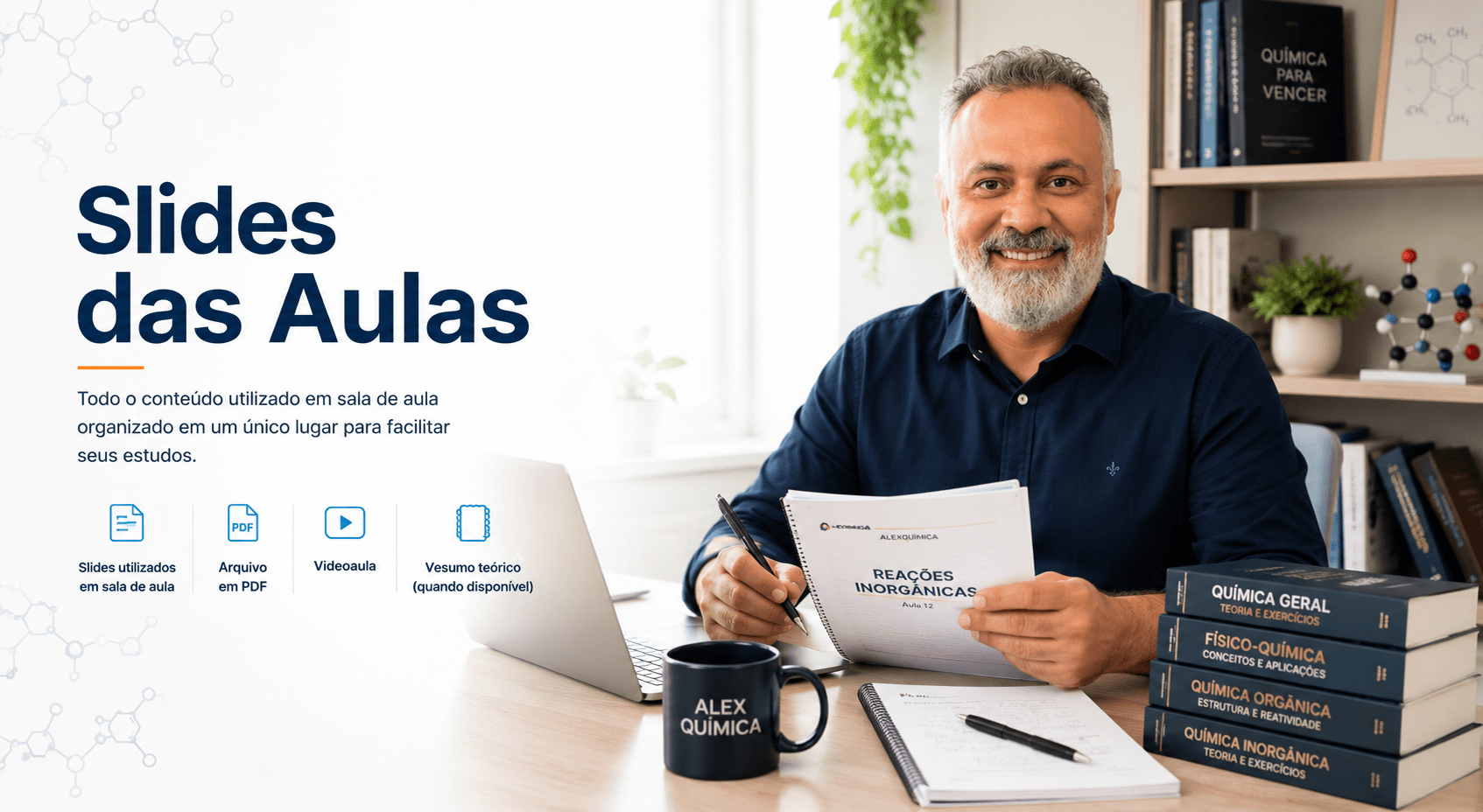 Professor Alex Diniz sorrindo em um ambiente de estudos moderno, segurando um caderno de Reações Inorgânicas, com notebook, caderno de anotações e estante de livros de Química. Título: Slides das Aulas.