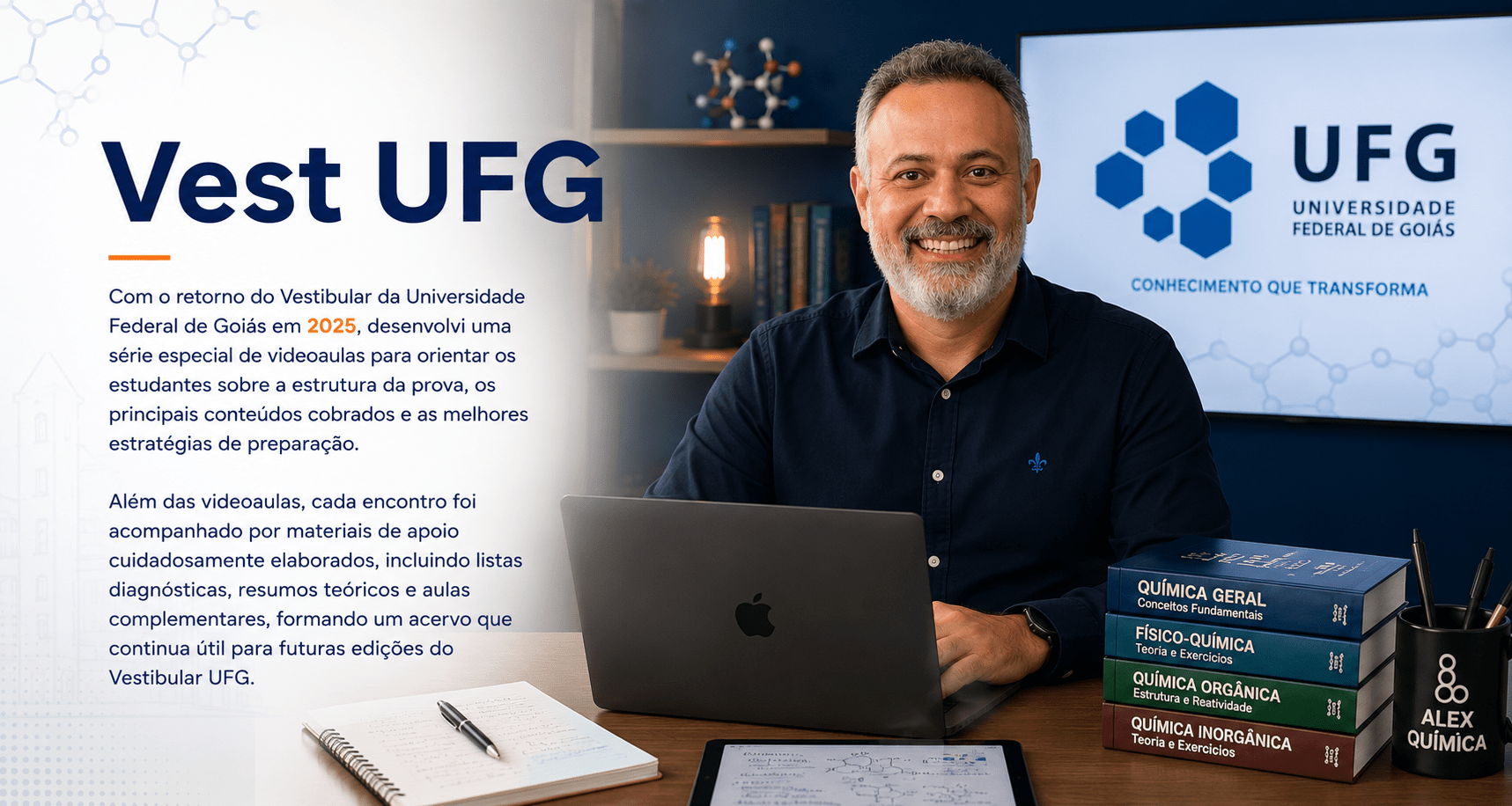 Professor Alex Diniz sorrindo em seu estúdio, com notebook, tablet e estante de livros de Química, e ao fundo uma TV exibindo a logo da UFG. Título: Vest UFG.