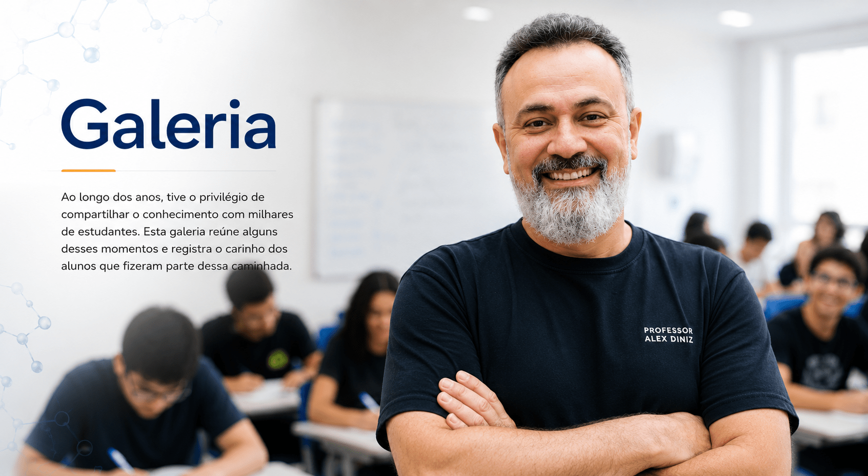Hero da página Galeria - Professor Alex Diniz com alunos em sala de aula