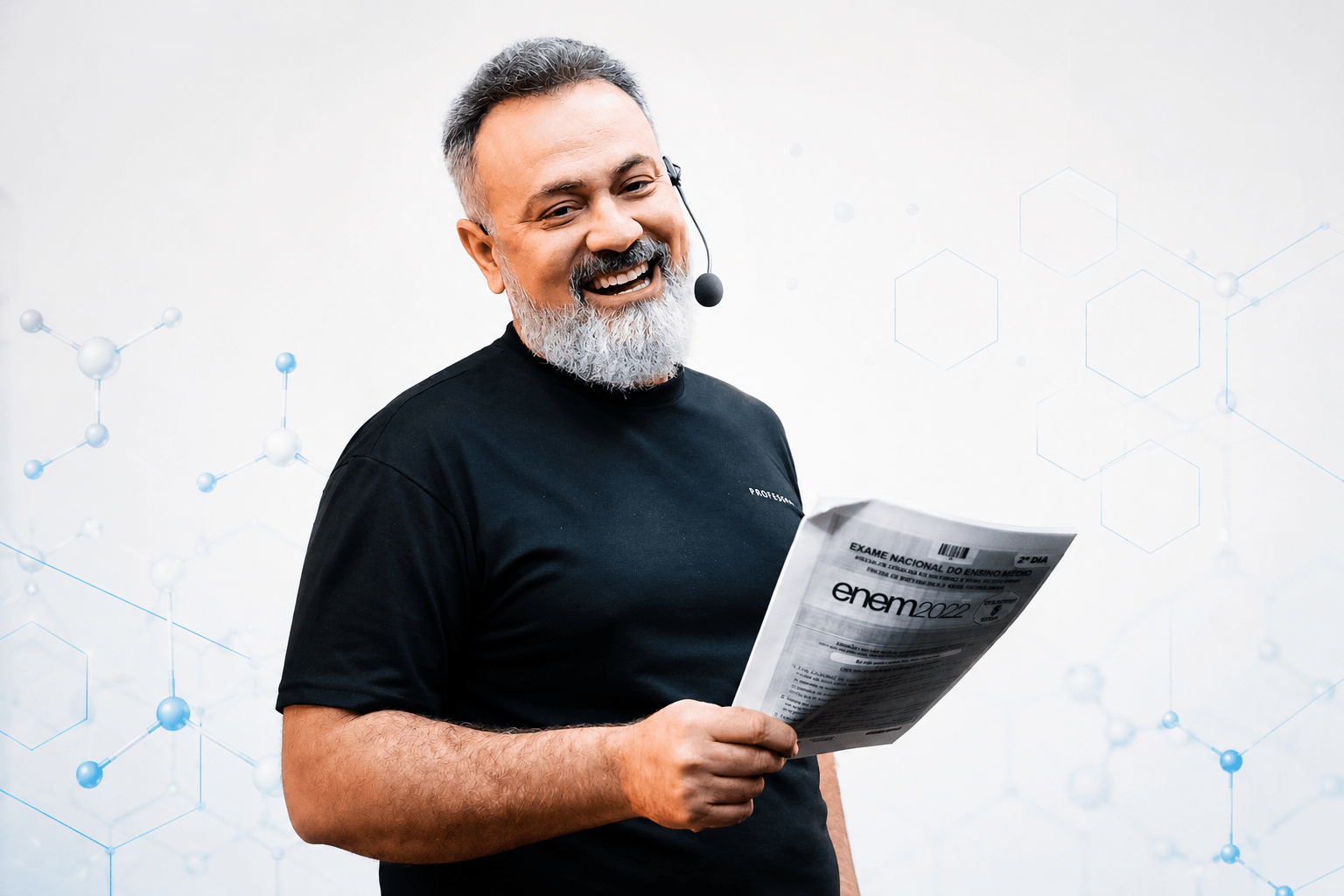 Professor Alex Diniz segurando prova do ENEM